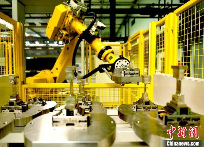 产线机器人放置完工叶片。　刘岗 摄
